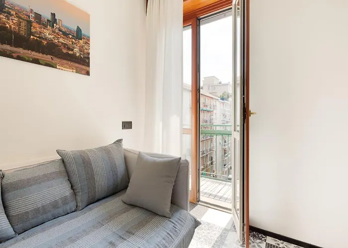 Guesthost - o Renovated Studio Apts